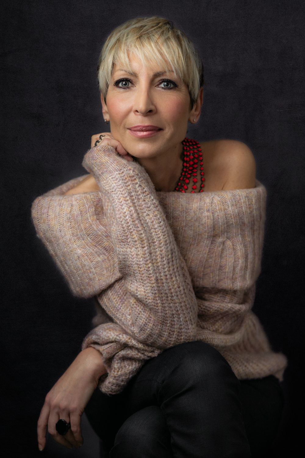 Virginie Vitcz, studio portrait, depth and intimacy