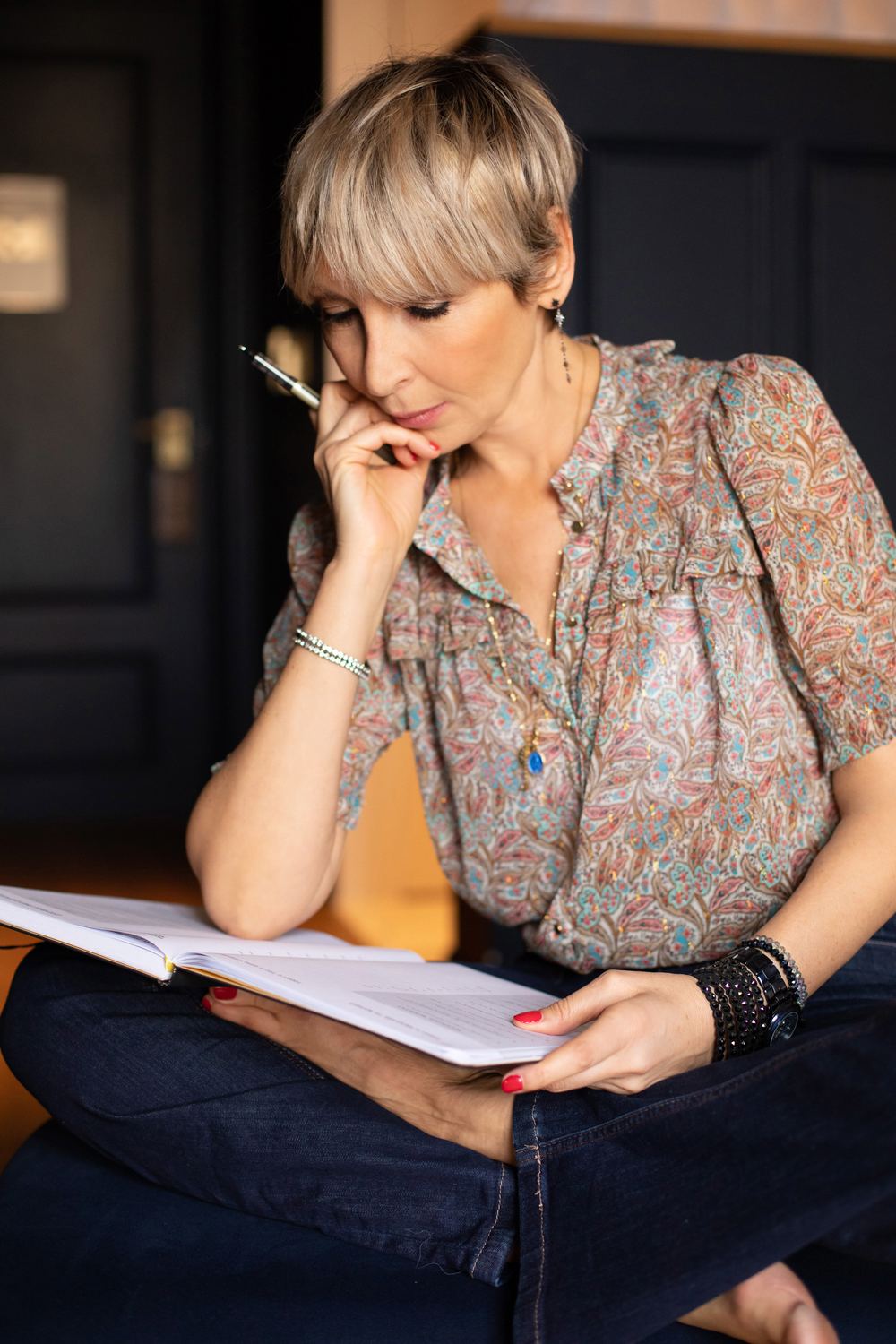 Virginie Vitcz preparing a workshop, reading her notes